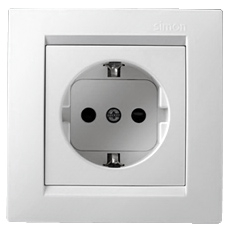 Розетка Simon 15 с заземлением и шторками (белая) Розетка Simon 15 с заземлением и шторками (белая)